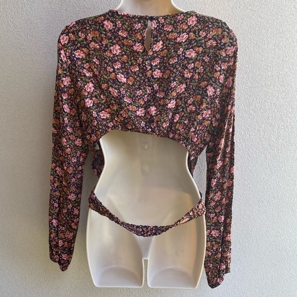 Nordstrom Elodie Blouse Size M Ditsy Floral Cropped Top
Cutout Back - Picture 3 of 7
